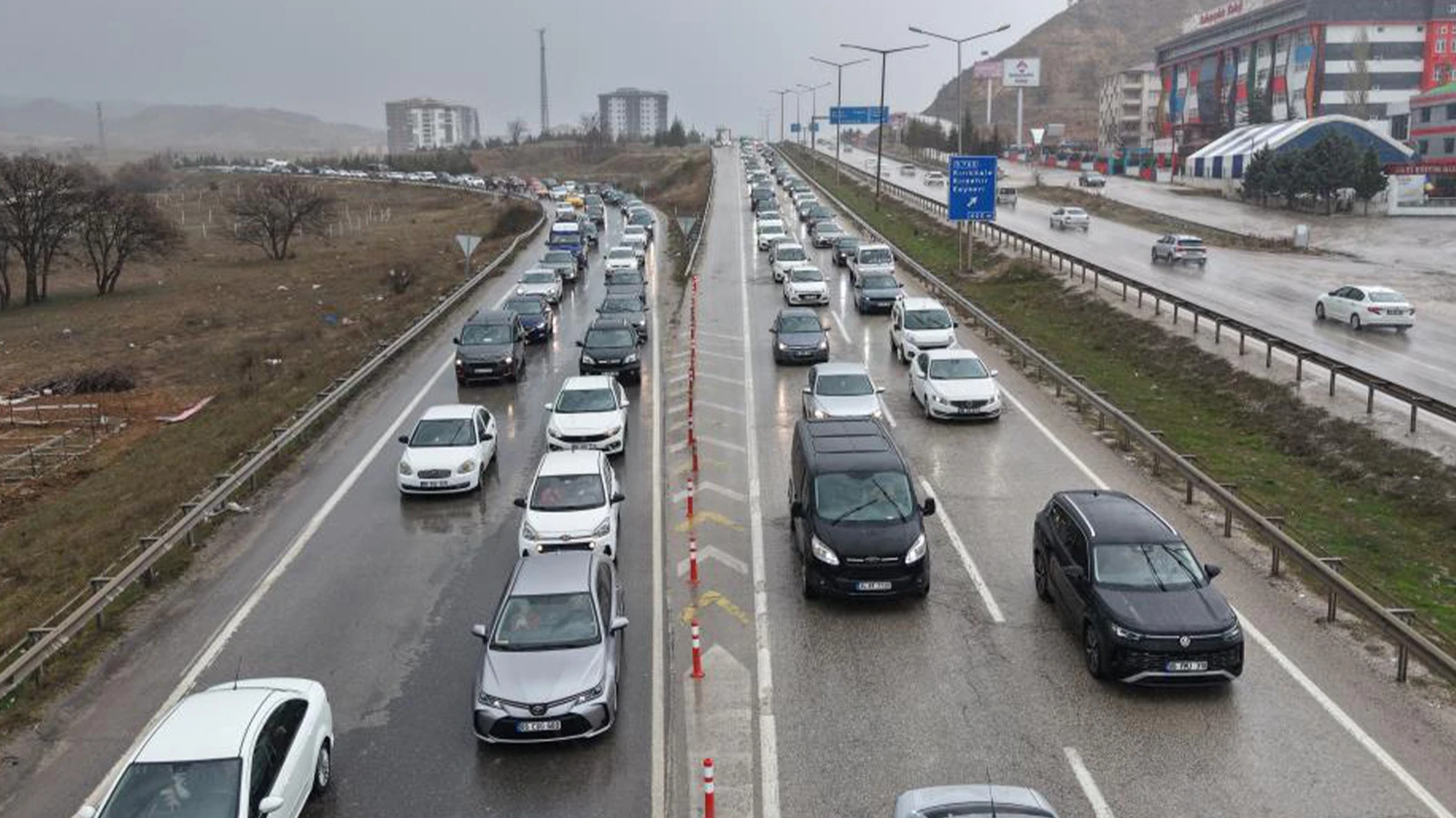 Tatilciler dönüşe geçti: Milyonlarca öğrenci pazartesi ders başı yapacak
