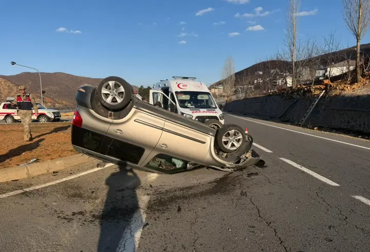 Bingöl’de otomobil refüje çarpıp takla attı: 2 yaralı