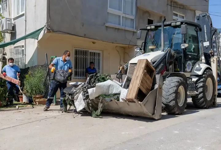 Mahalle sakinleri derin nefes aldı: Mersin'de çöp ev operasyonu
