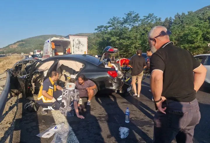 Otomobil önce kamyona ardından da bariyere çarptı: 5 yaralı