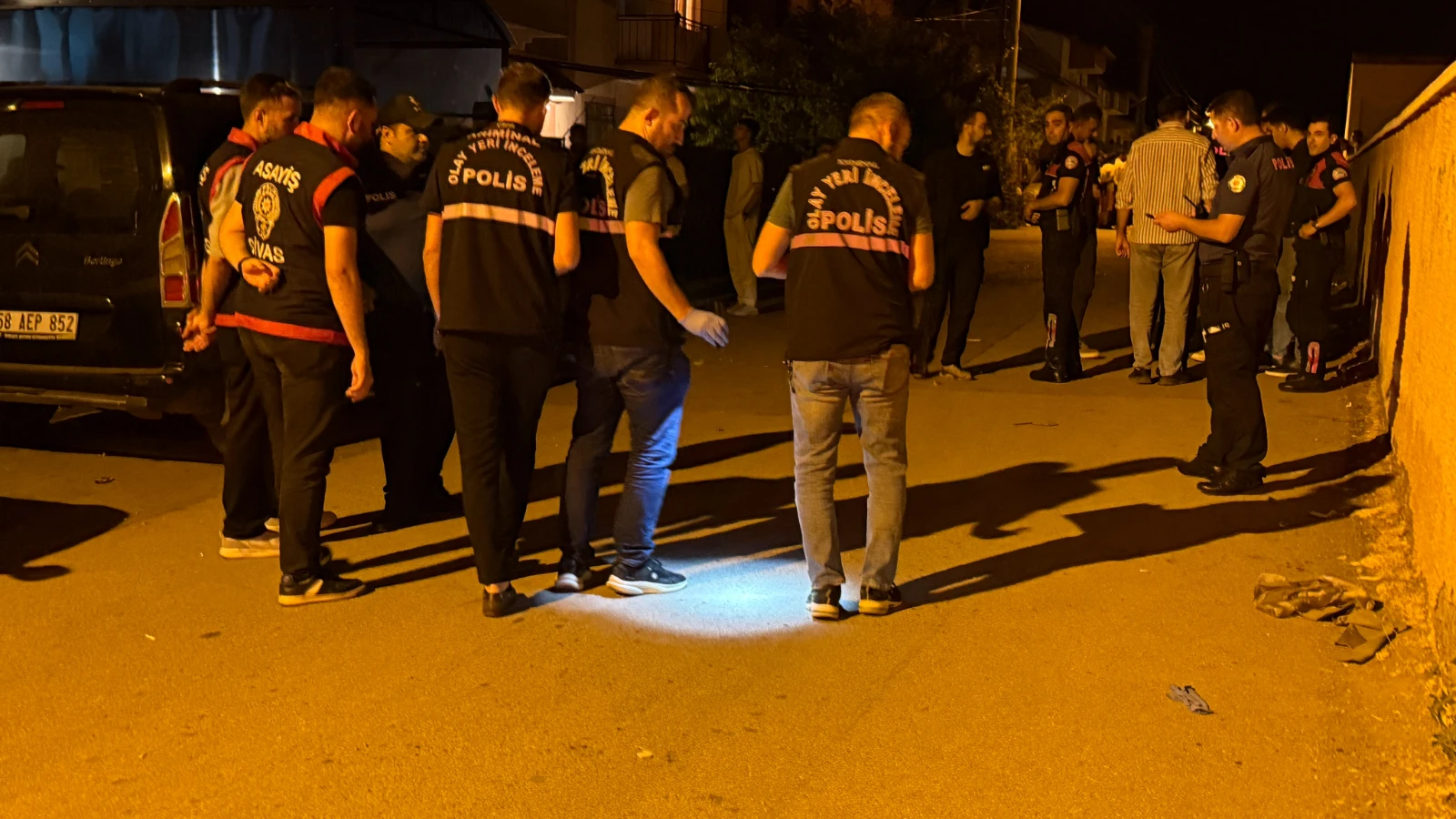 Sivas'ta bıçaklı halay kavgası! 1'i ağır 12 yaralı