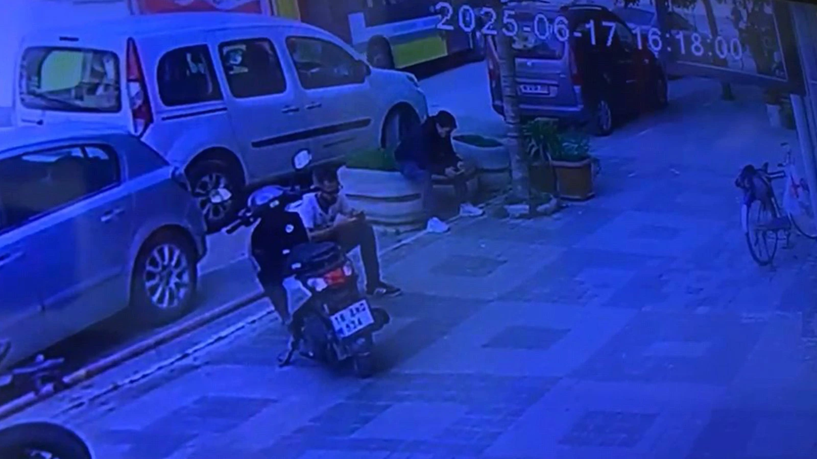 Otobüs ile motosikletin kazası kamerada