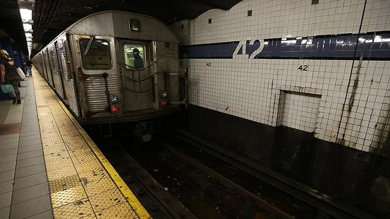New York metrosunda dehşet! Uyuyan yolcuyu ateşe verdiler