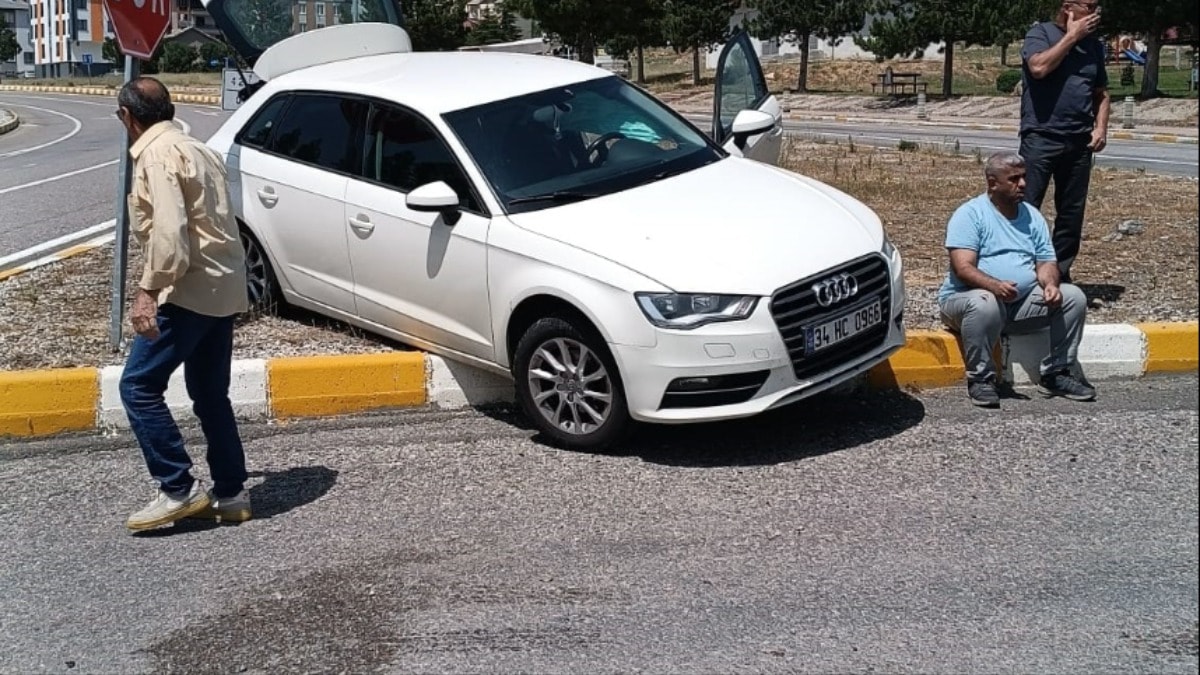 İki otomobil kavşakta çarpıştı 5 kişi yaralandı