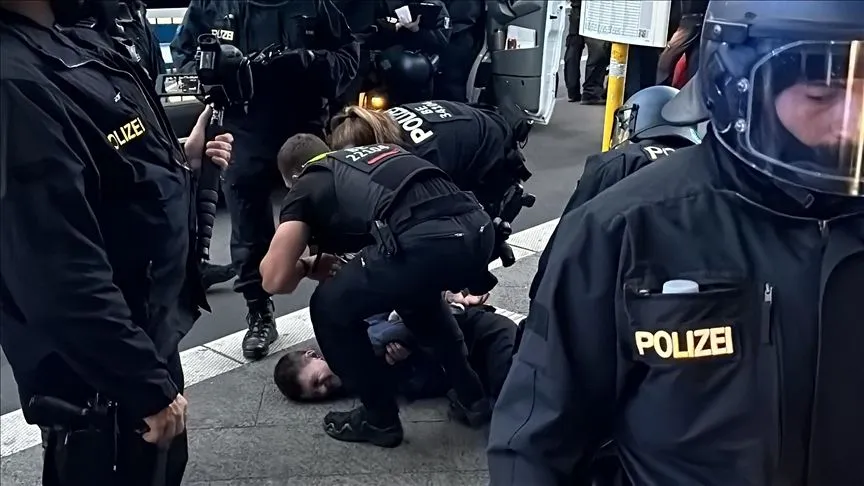 Almanya'da polisin göstericilere yönelik orantısız güç kullanması eleştirilerin hedefi oldu