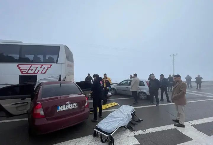 Sivas'ta 4 araç zincirleme kazaya karıştı; 7 yaralı