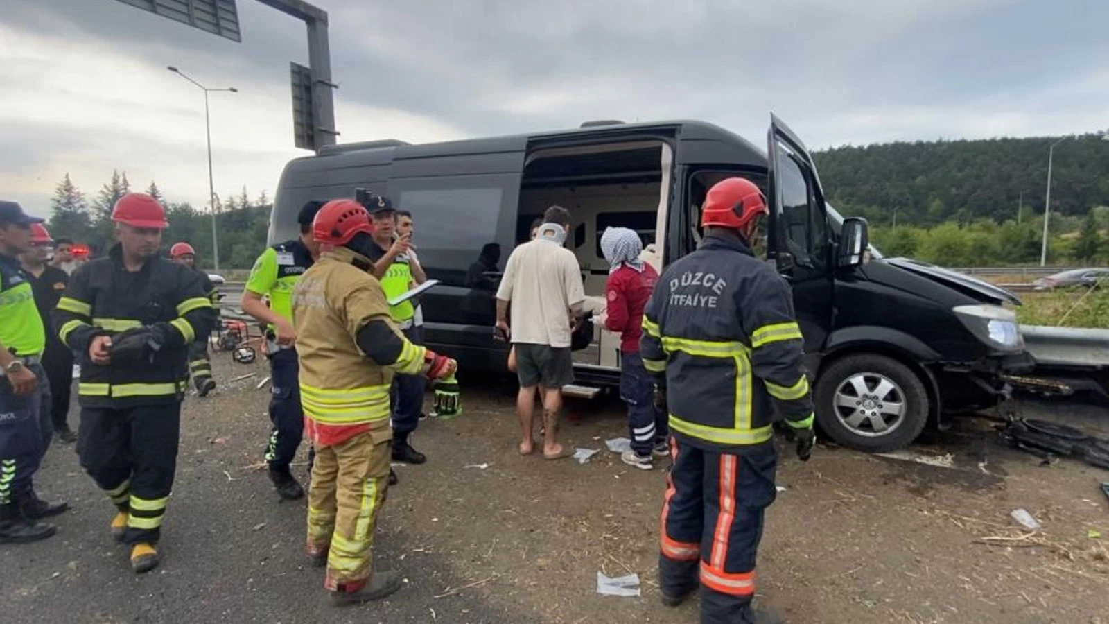 Minibüs bariyere saplandı: Şarkıcı Çağan Şengül’ün de bulunduğu 7 kişi yaralandı
