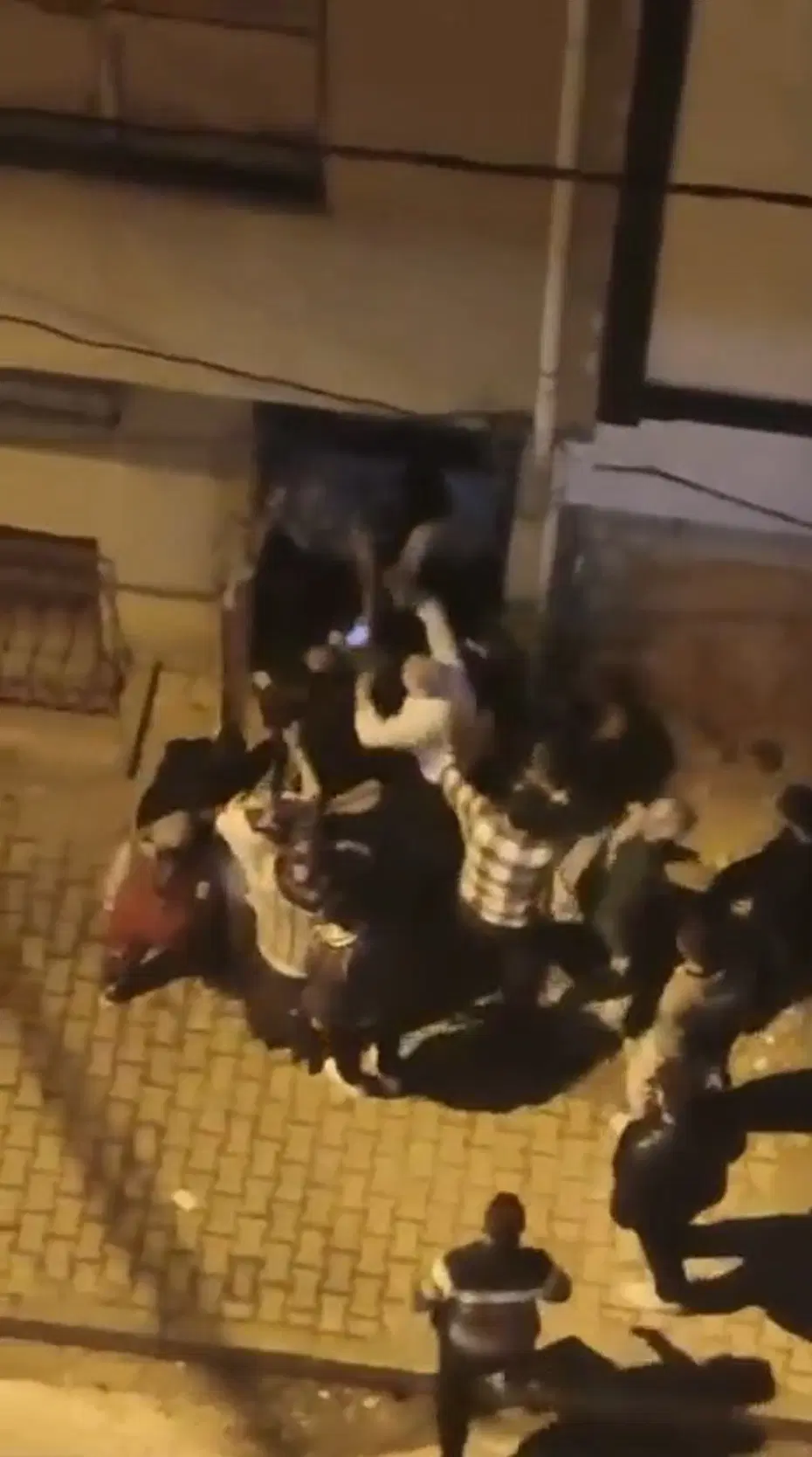 İstanbul'da komşuların gürültü kavgası... Birbirlerine sopayla saldırdılar