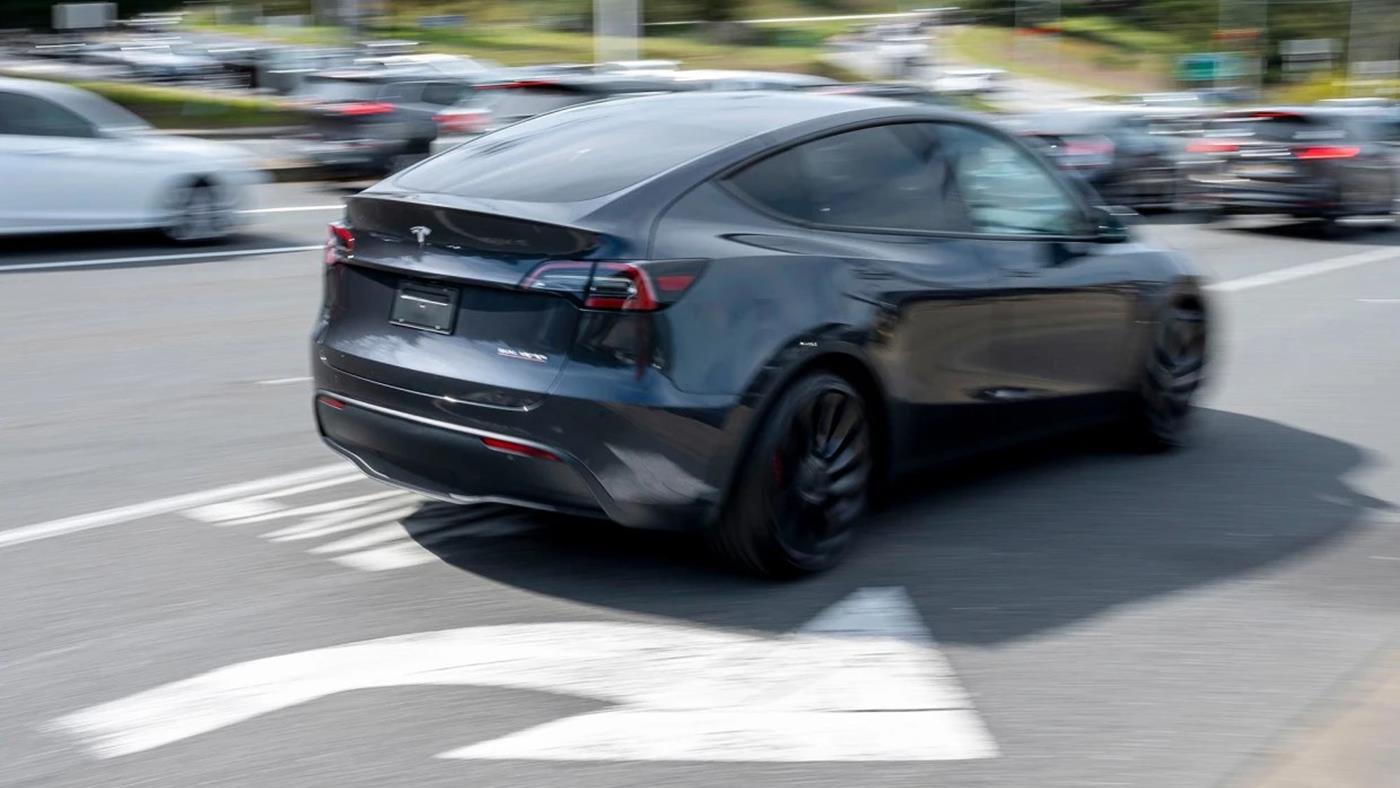Tesla’nın robotaksi “startına” siyasetten “fren” çağrısı