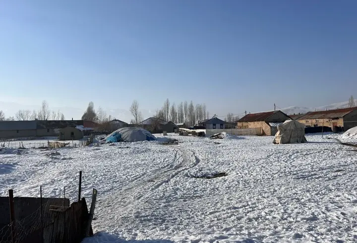 Hakkari’nin bir ilçesinde dondurucu soğuk, diğerinde bahar havası