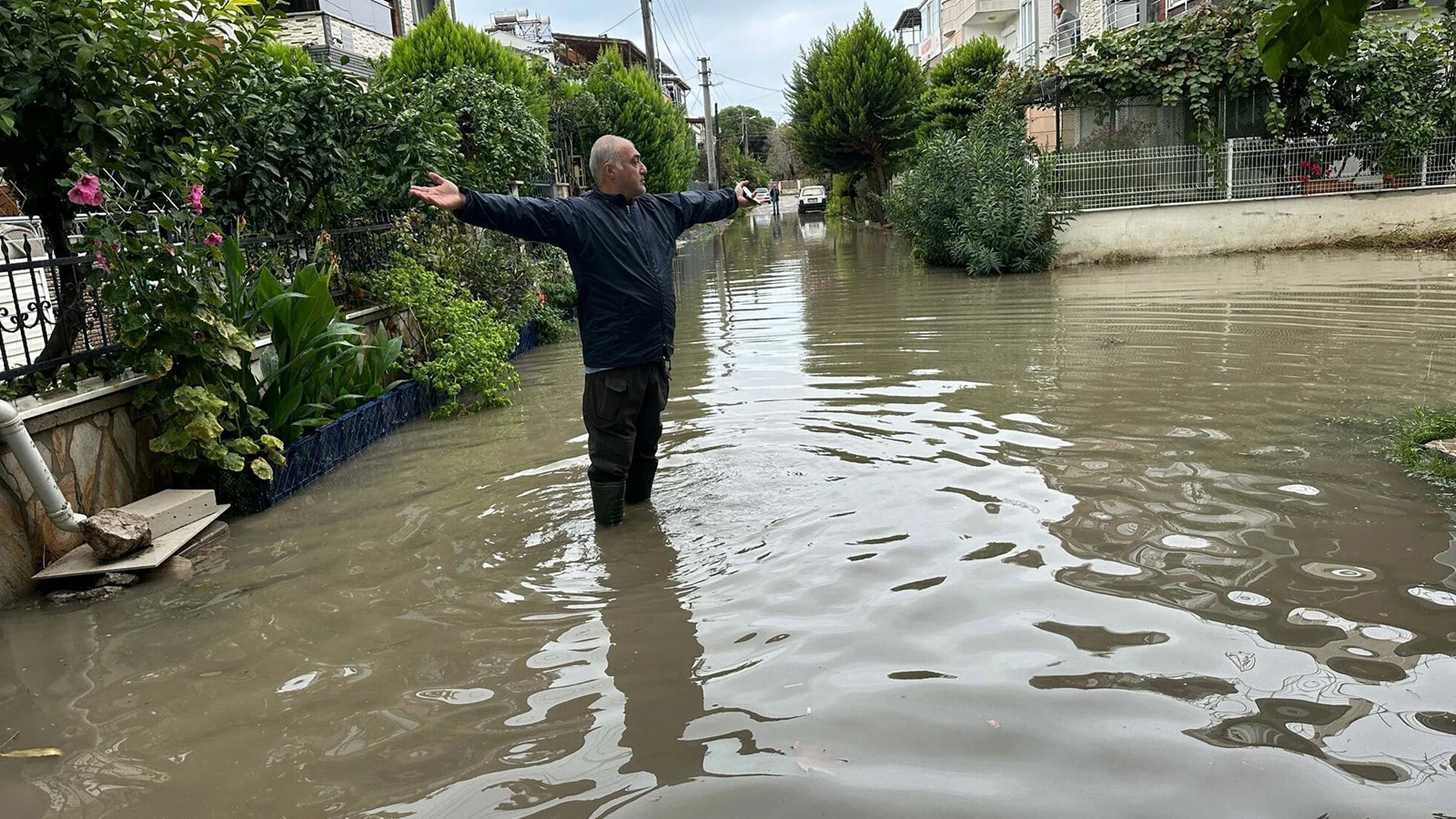 Balıkesir'i sağanak vurdu: Cadde ve sokaklar göle döndü