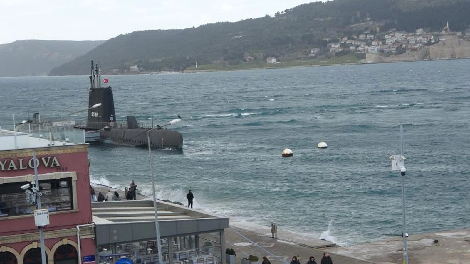 Çanakkale Boğazı fırtına nedeniyle trafiğe kapandı
