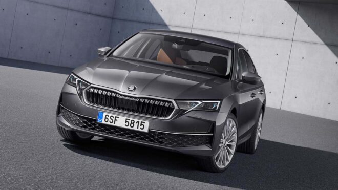 2025 verilerini paylaşan Škoda, Superb ve Octavia’yı içten yanmalı olarak sunmaya devam edecek