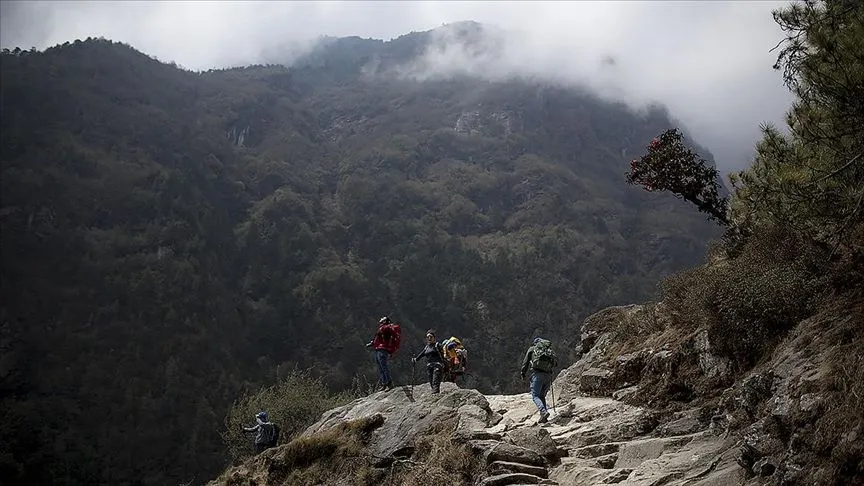 Nepal, Everest'te çöp birikmesini önlemek amacıyla kullanılan uygulamayı kaldırma kararı aldı