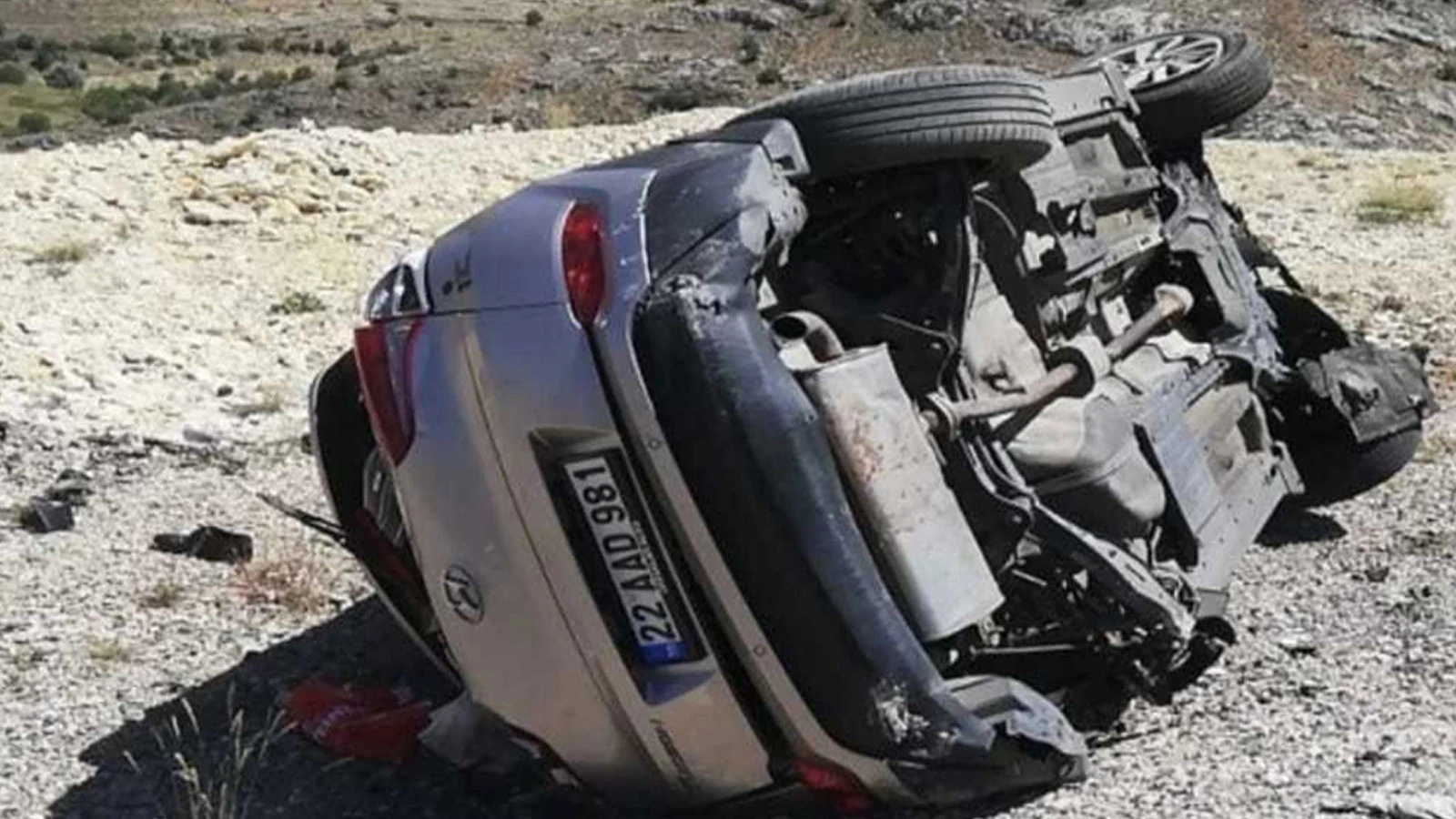 Malatya'da otomobil bariyerlere çarptı: Ölü ve yaralılar var