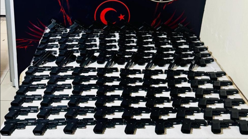 Güvercin kümesinden cephanelik çıktı. 124 tabanca ele geçirildi
