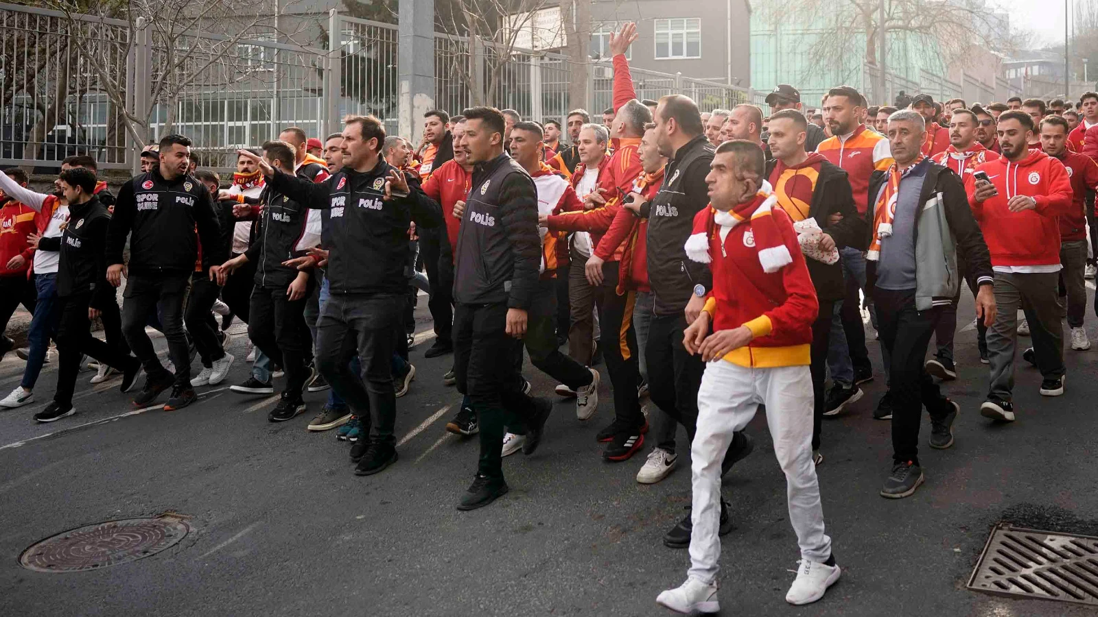 Galatasaray taraftarı, Tüpraş Stadyumu'na ulaştı