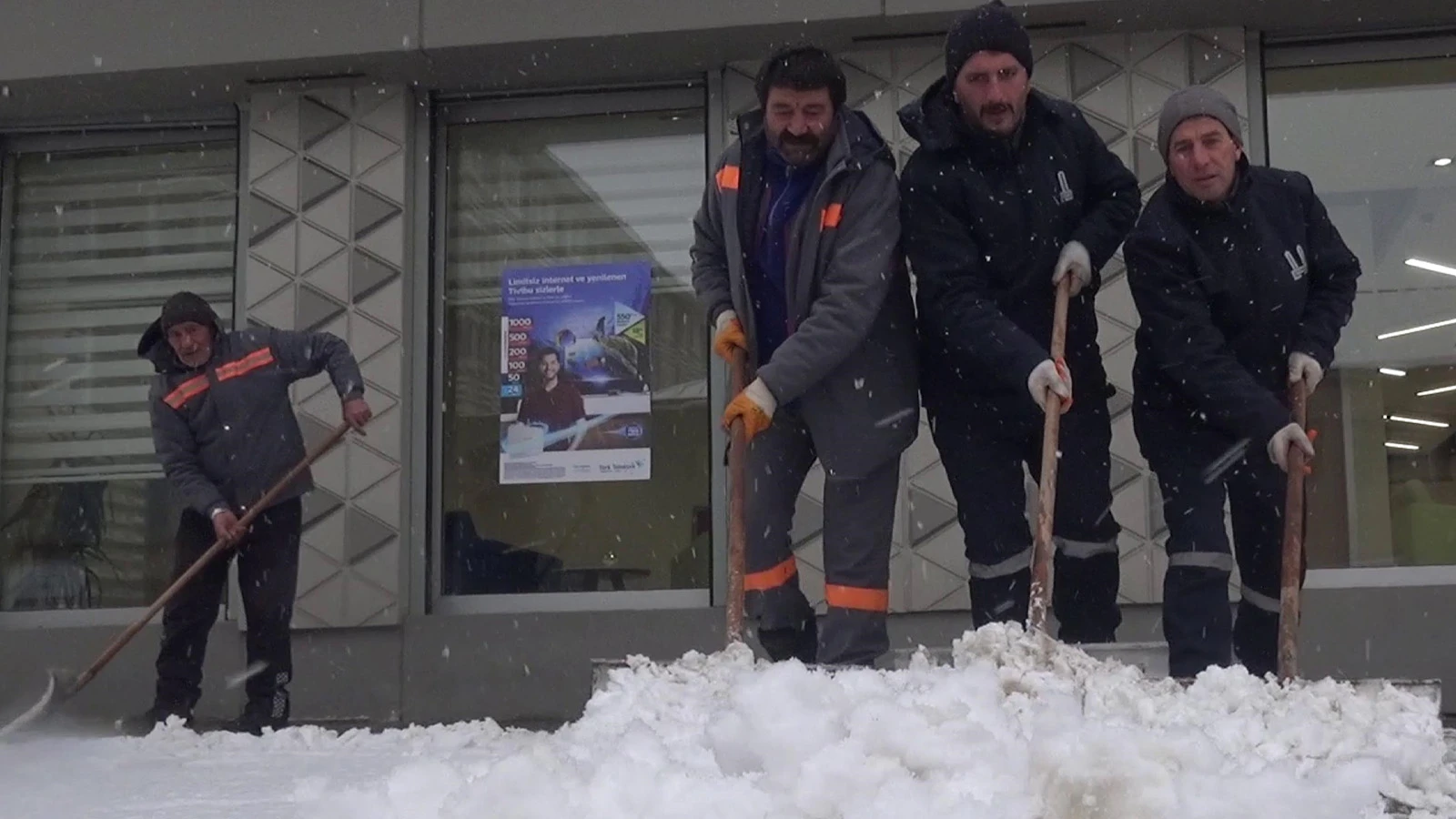 Bir şehir kara teslim oldu: 815 mahallenin yolu kapandı