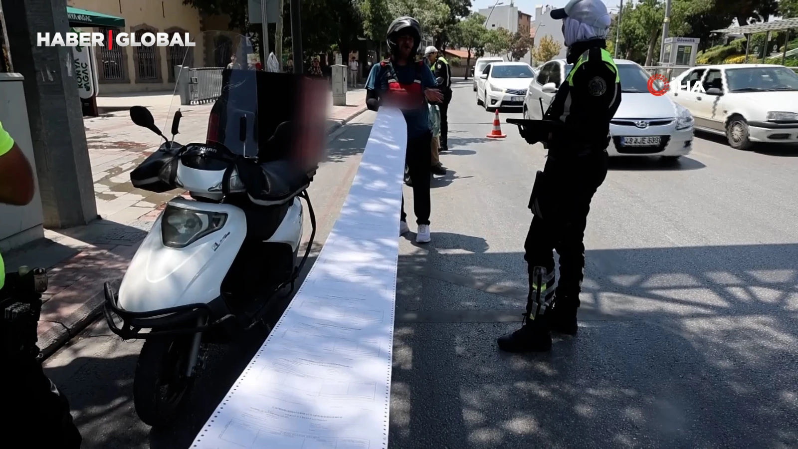 Trafik polisine 3 metrelik dekont açtı: "Borcum yok"