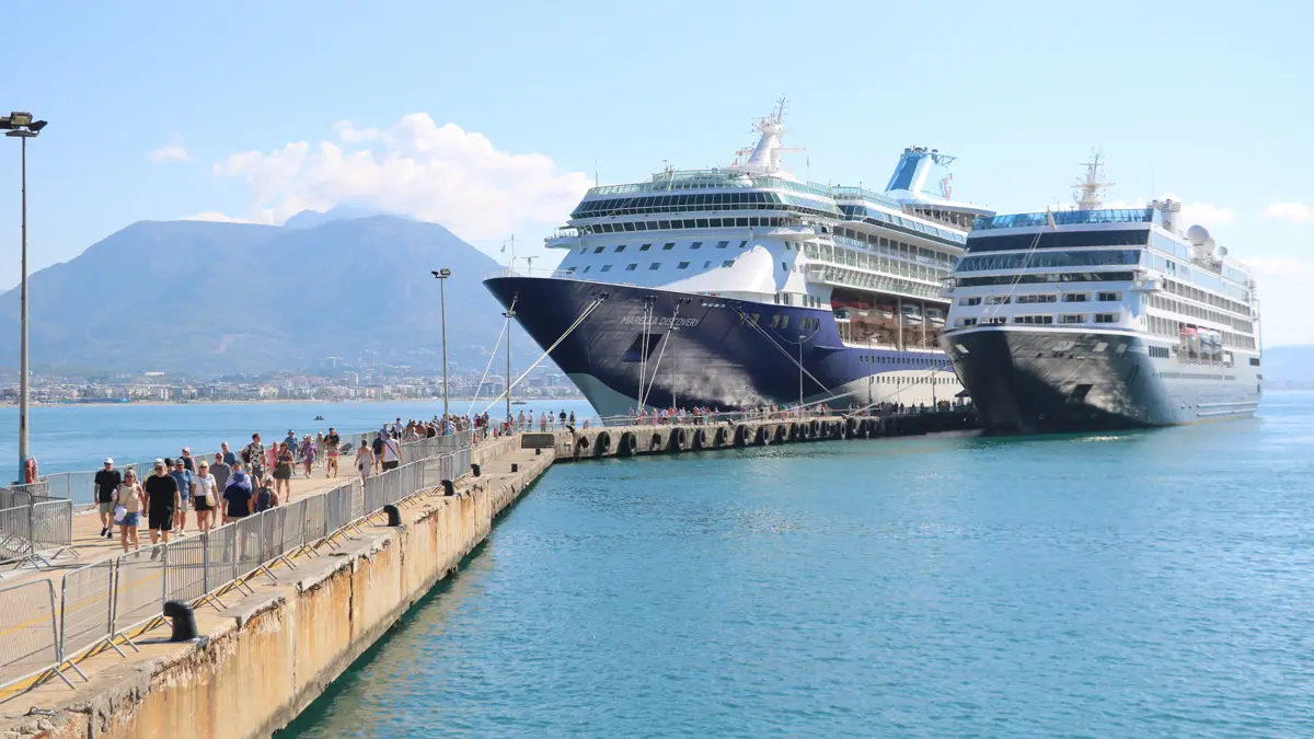 Alanya'ya 2 Kruvaziyerle 2 Bin 400 Turist Geldi
