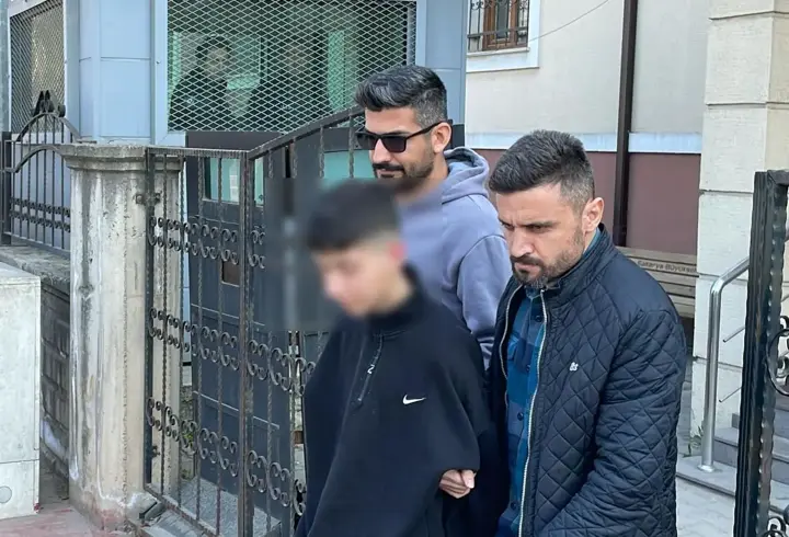 Komşusunu öldüren çocuk ile babası adliyede