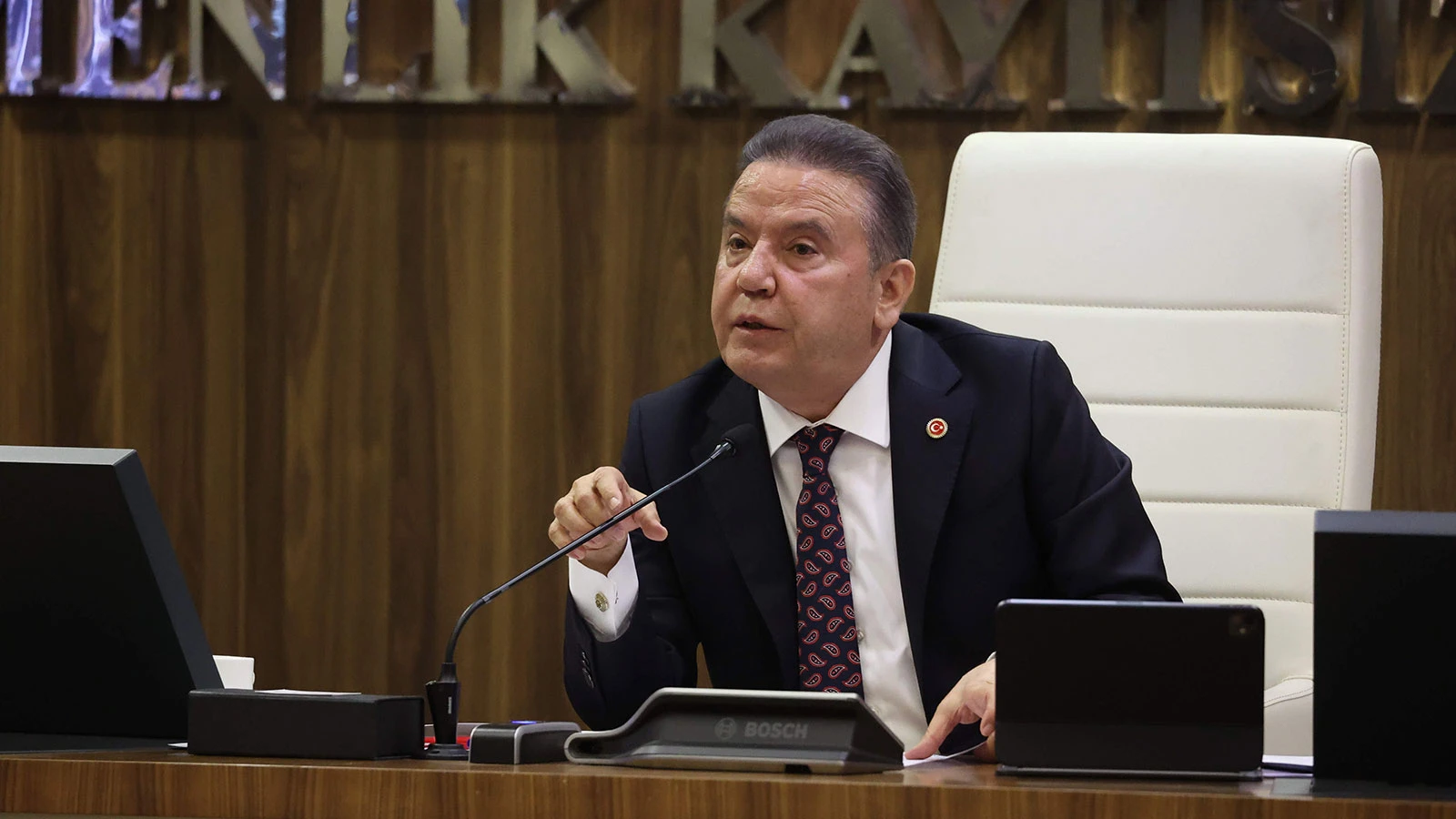 Tutuklu Başkan Muhittin Böcek'in gelini gözaltına alındı