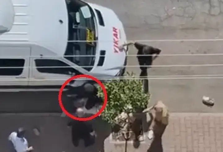 Sokakta bıçaklandı, kaçan saldırganı taşla kovaladı