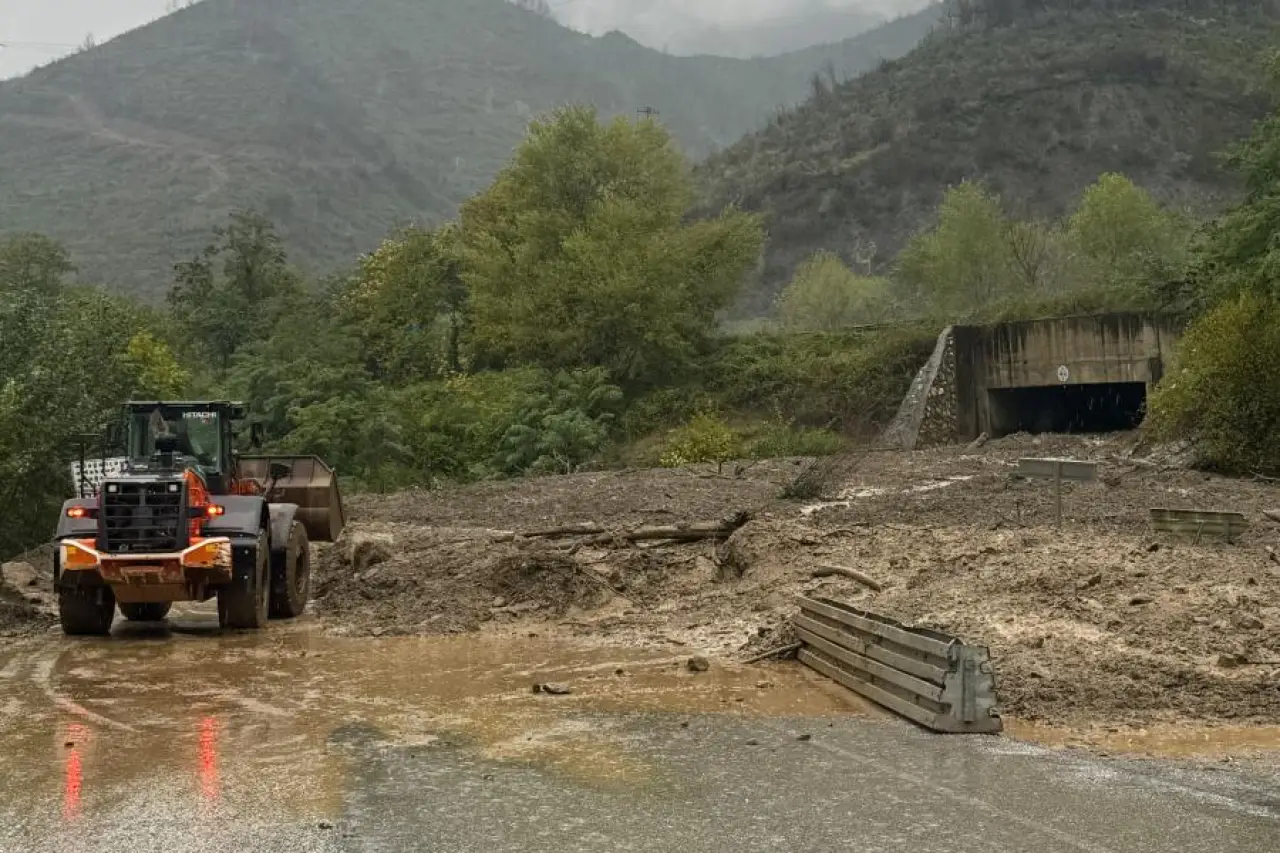 Sakarya'da Sağanak Etkisini Sürdürüyor: Toprak Kayması Nedeniyle İki Mahalleye Giriş Yolu Kapandı