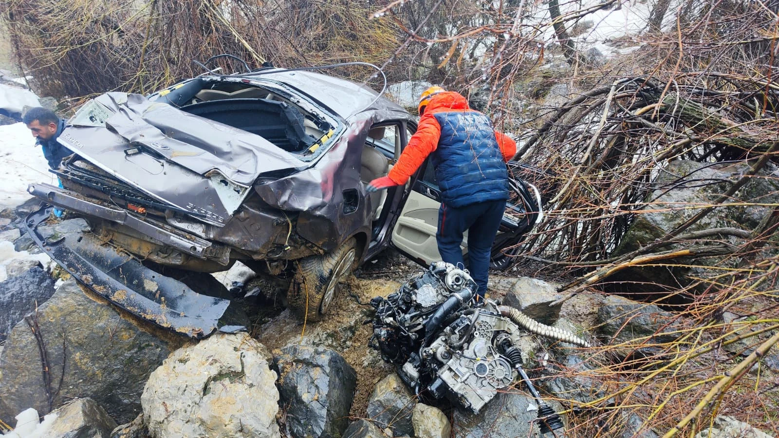 Hakkari'de şarampole devrilen otomobilin sürücüsü yaşamını yitirdi