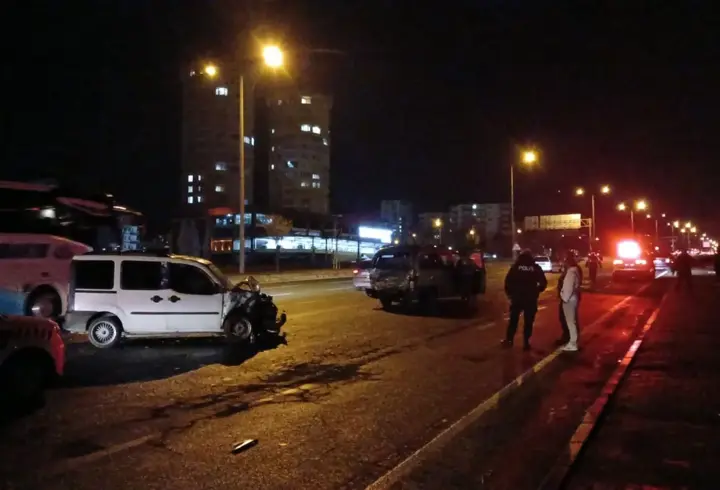 Seyir halindeyken arızalan minibüse hafif ticari araç çarptı: 6 yaralı