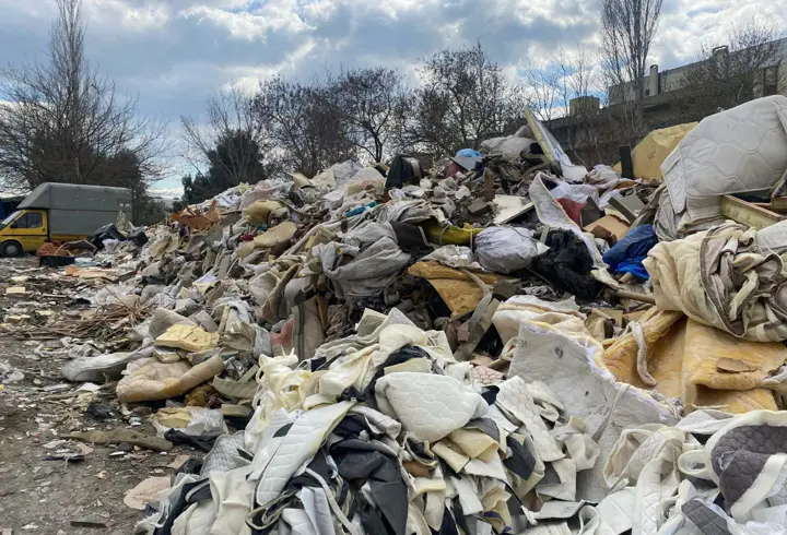 İzmir'deki sanayi sitesinde çöp yığınları oluştu; esnaf çözüm bekliyor