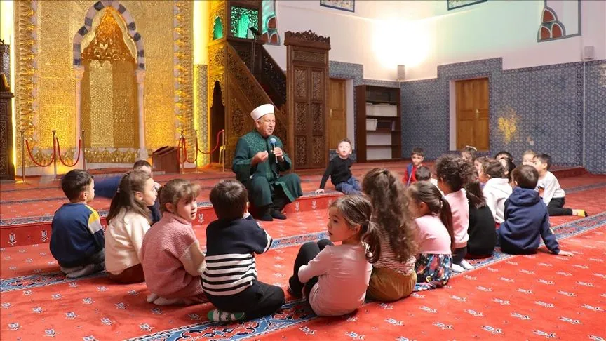 Van'da tarihin izlerini taşıyan cami öğrencileri ağırlıyor