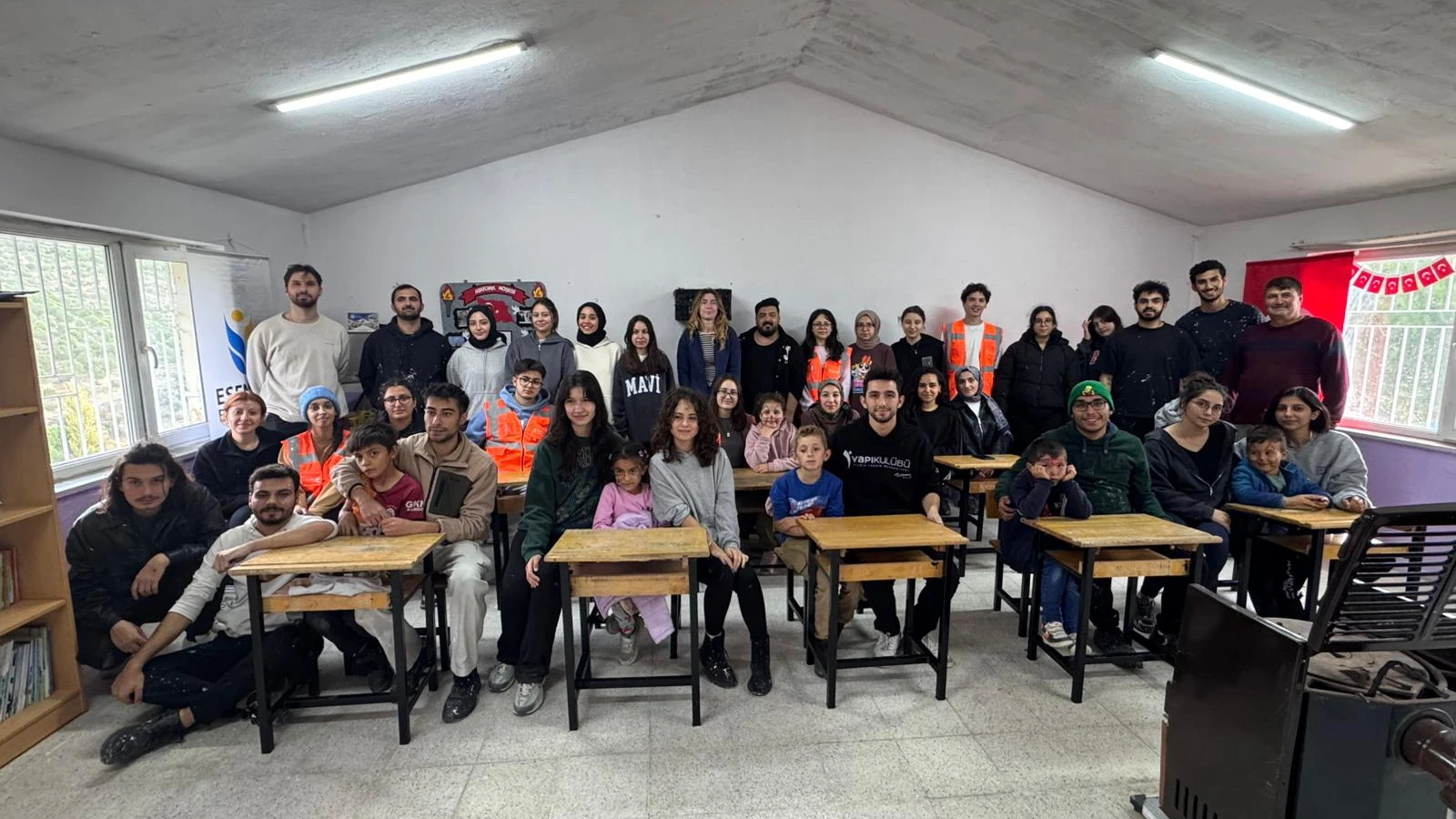 Üniversite öğrencileri Manisa'daki köy okulunu yeniledi