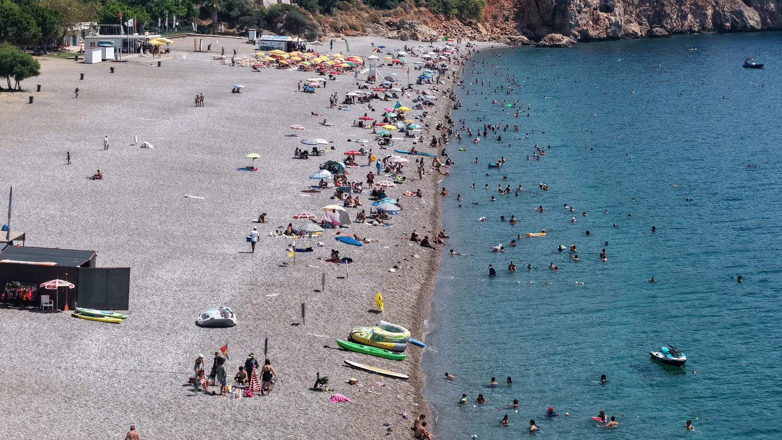 Antalya kavruluyor! 40 dereceyi gören kentte sahiller doldu, merkez boş kaldı