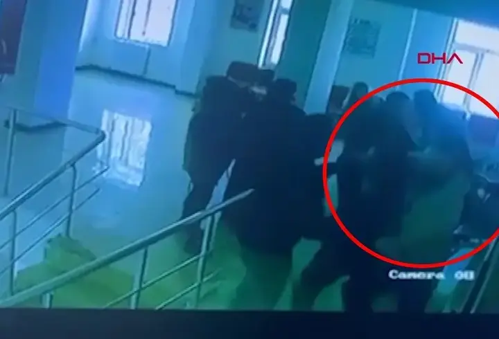 O anlar kamerada: Hasta yakını hemşirelere saldırdı