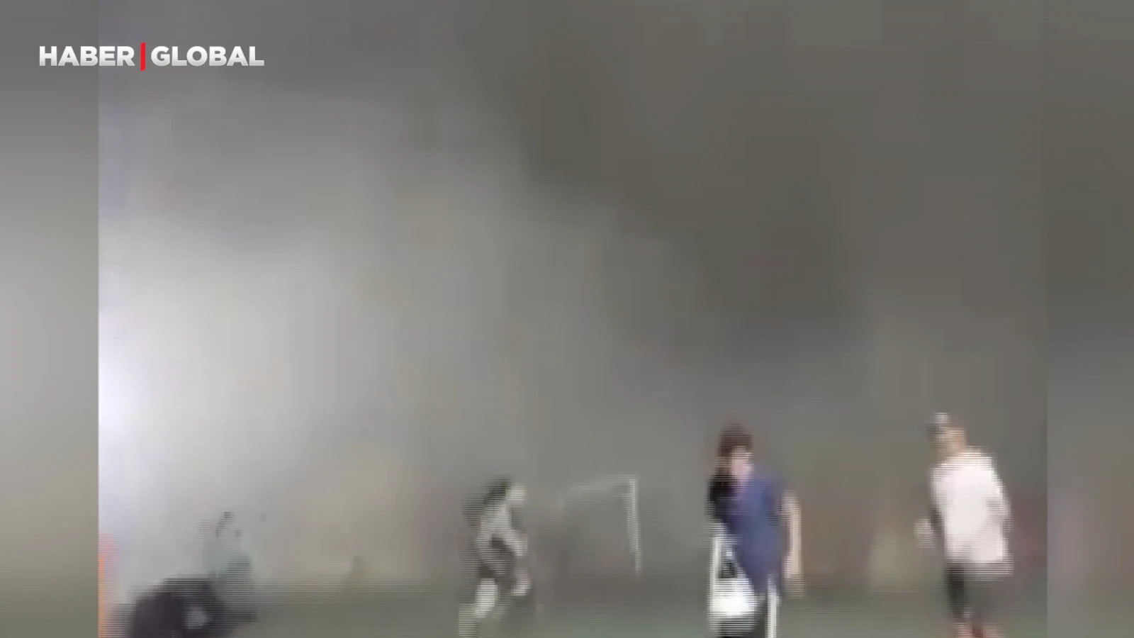 Bir anda toz bulutu fırtınası stadyumu kapladı, herkes böyle kaçtı