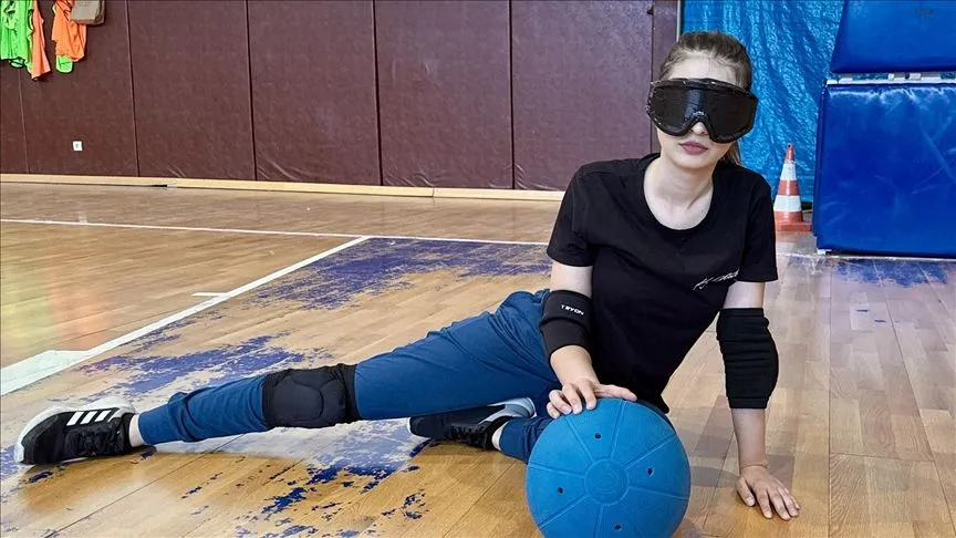 Görme engelli tarih öğretmeni, engellilere örnek olmak için "golbol"e başladı