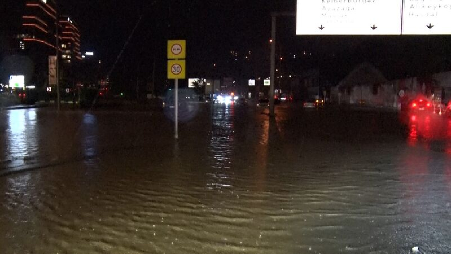 İstanbul'da Sel 1 Can Aldı