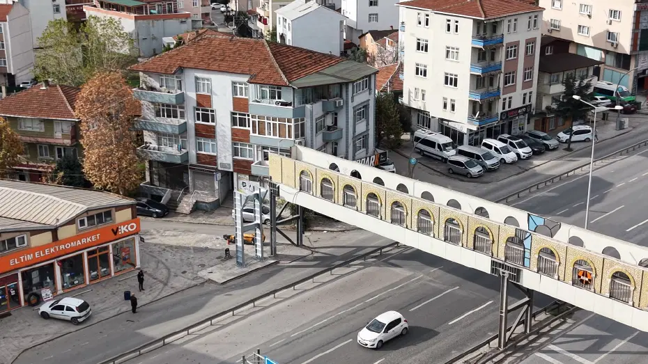 Evin içini gören üst geçit bir metre uzağa yeniden yapılıyor