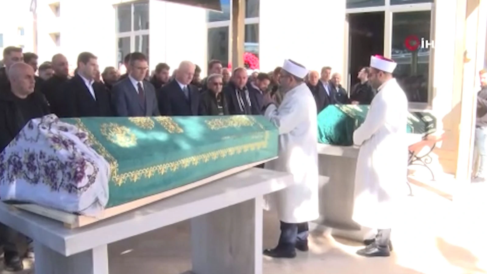 Avcılar'da katledilen anne ve 3 çocuğu son yolcuğuna uğurlandı