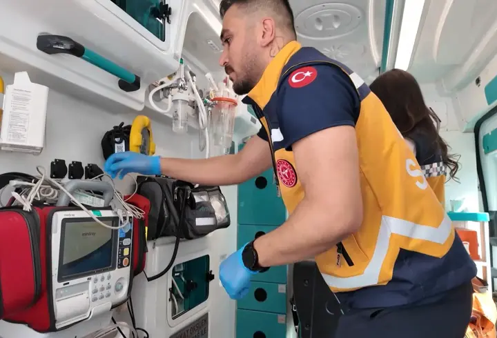 Hastaneye götürülürken ambulansta ikiz bebek dünyaya getirdi