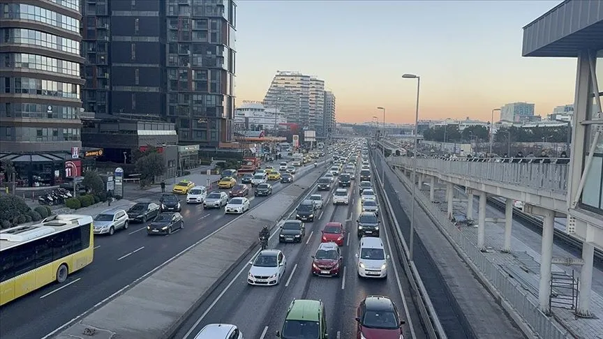 İstanbul'da sabah saatlerinde trafik yoğunluğu yaşanıyor