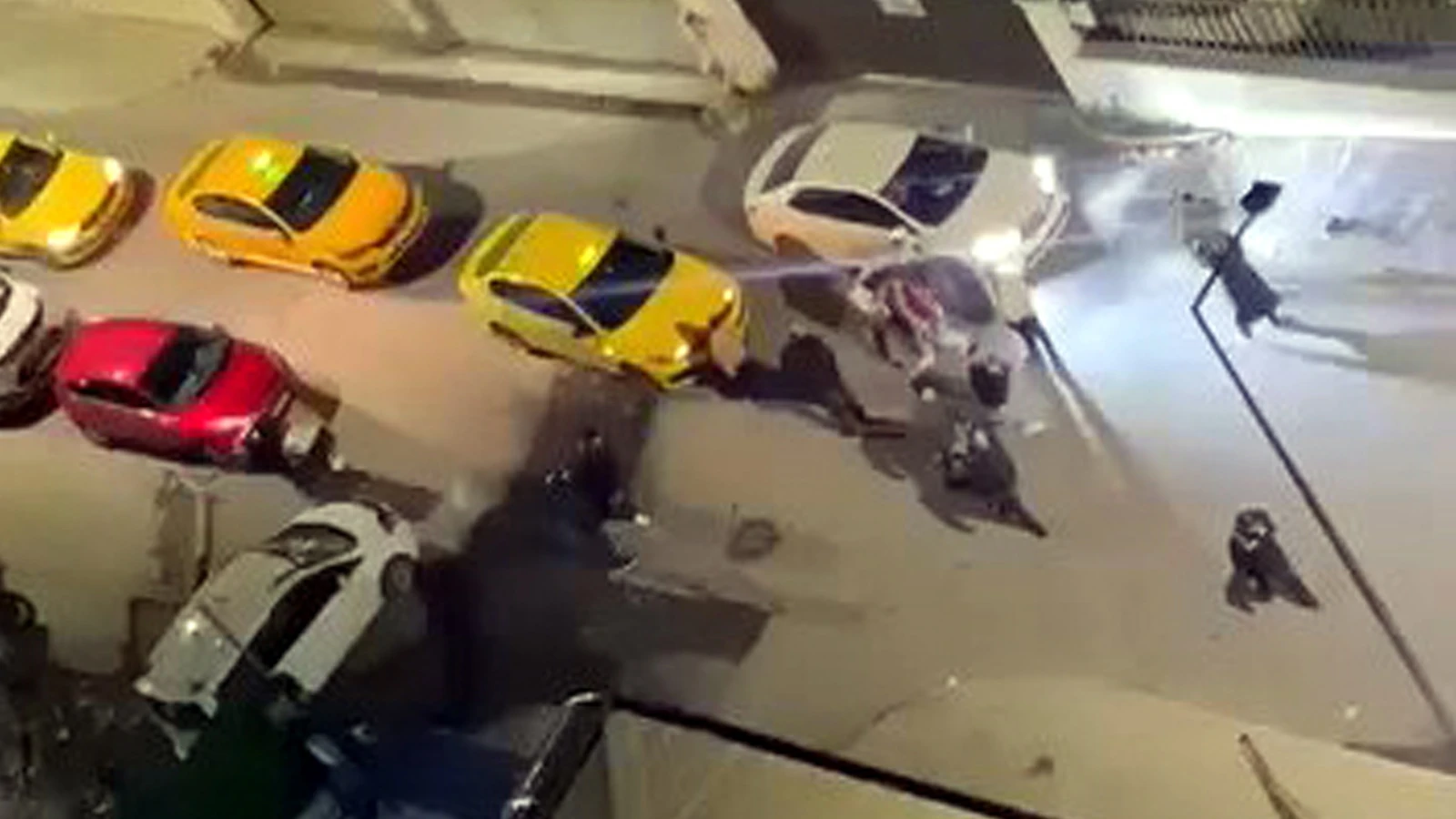 İstanbul'da taksiciler ile öğrenciler arasında kavga: Levyeyle saldırdı