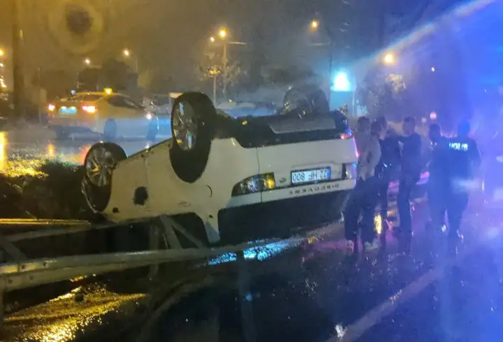 Edirne'de bariyere çarpan otomobildeki 3 kişi yaralandı; kaza kamerada