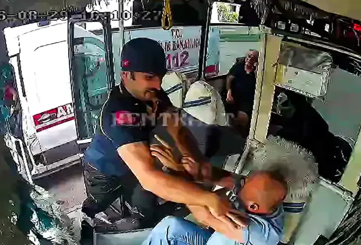 Adana'da yol verme kavgası: Ambulans şoförü, halk otobüsü şoförüne saldırdı