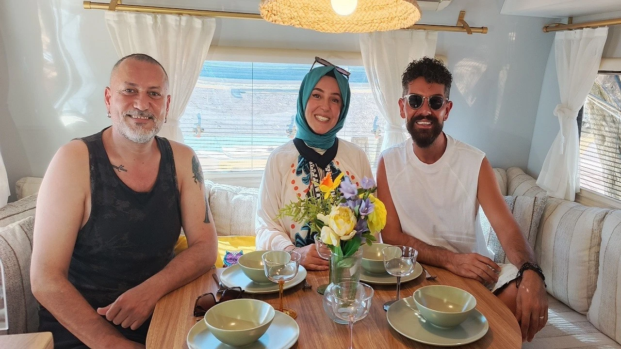 İki yıldızın karavan yarışı: Şenlendirici, karavanı Çevik'e kaptırdı