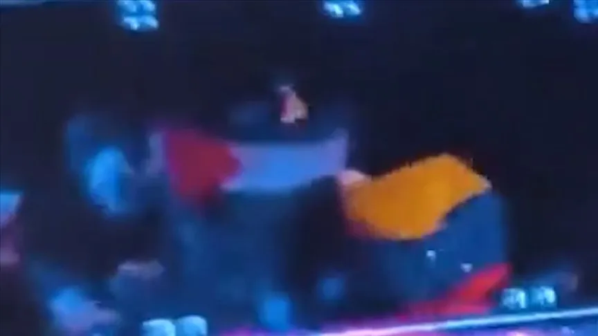 Eurovision'un ilk yarı finalinde salondaki seyirciler Gazze'ye destek verdi