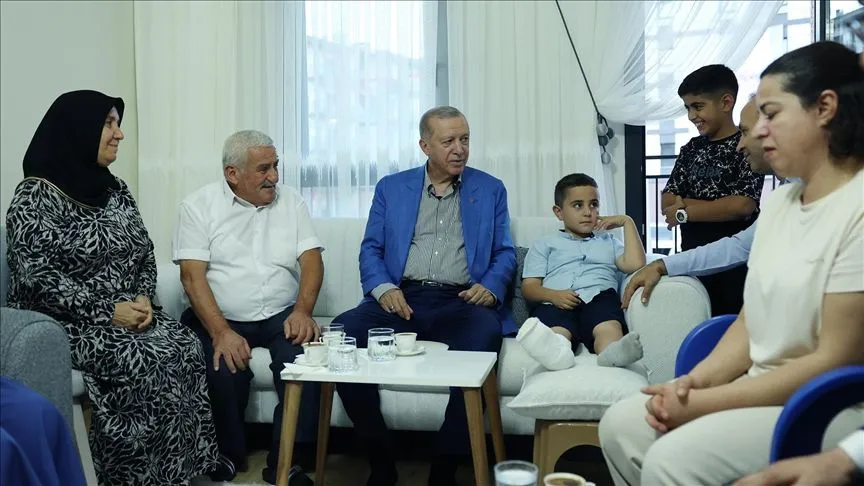 Cumhurbaşkanı Erdoğan, Malatya'da depremzede bir aileyi ziyaret etti