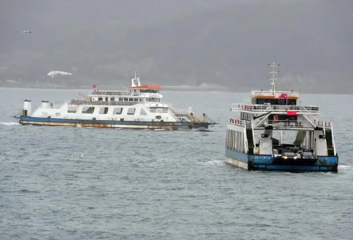 Gökçeada ve Bozcaada feribot seferlerine fırtına engeli
