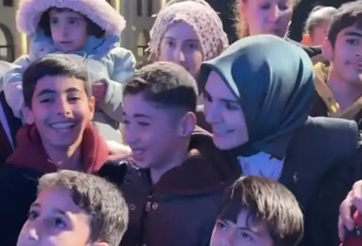 Bakan Göktaş, çocuklarla birlikte ilahiye eşlik etti